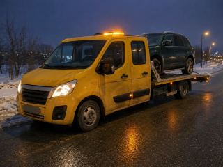 Nocna pomoc drogowa po wypadku – SUV na lawecie w Piasecznie