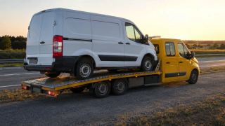 Transport busa o zachodzie słońca – przewóz pojazdów Piaseczno