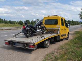 Motocykl ładowany na lawetę przy drodze – Piaseczno