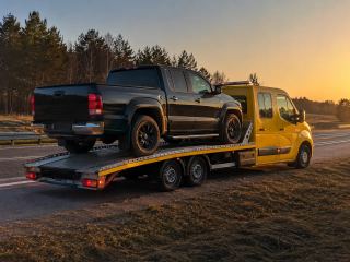 Pickup na lawecie o zachodzie słońca – wyciąganie z piachu Piaseczno